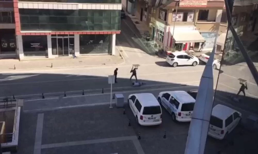 Βίντεο-σοκ από την Τουρκία: Πυροβολούν εν ψυχρώ με τη σιωπηλή συναίνεση των περαστικών